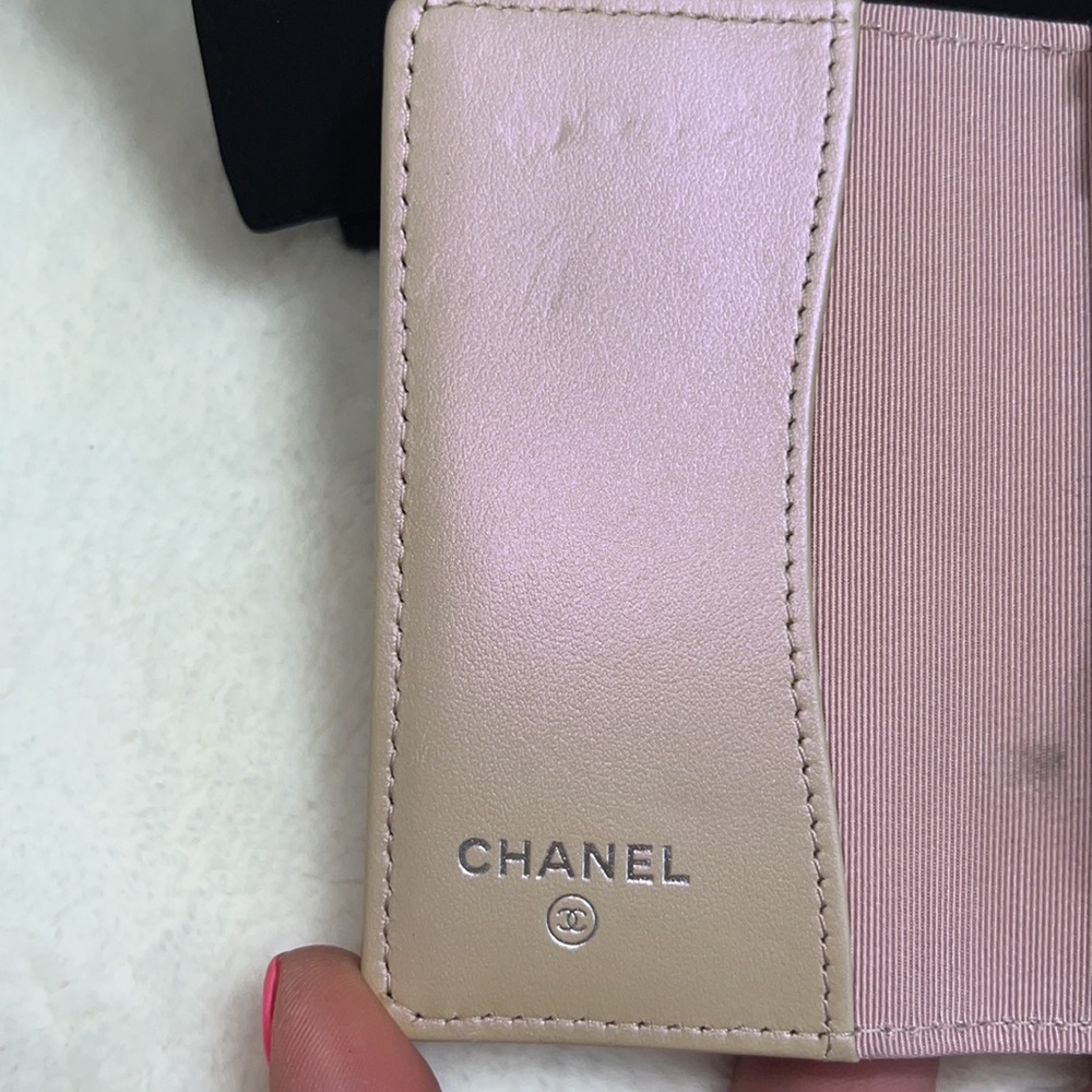 SOLD. 🌸 Chanel Iridescent Pink Key Holder 21K 🌸 - Picture 7 of 16